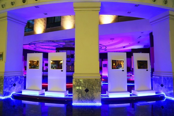 โรงแรมโนโวเทล สุวรรณภูมิ แอร์พอร์ต เปลี่ยนบาร์กลางล็อบบี้เป็นแกลอรี่อาร์ตภาพถ่ายนีออนสะท้อนสีสันกรุงเทพฯ The Silence Project