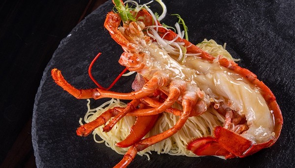 Wah Lok Cantonese Restaurant at Carlton Hotel Bangkok Sukhumvit Presents Dish of the Month Braised Boston Lobster with Egg Noodles, Ginger and Spring Onion