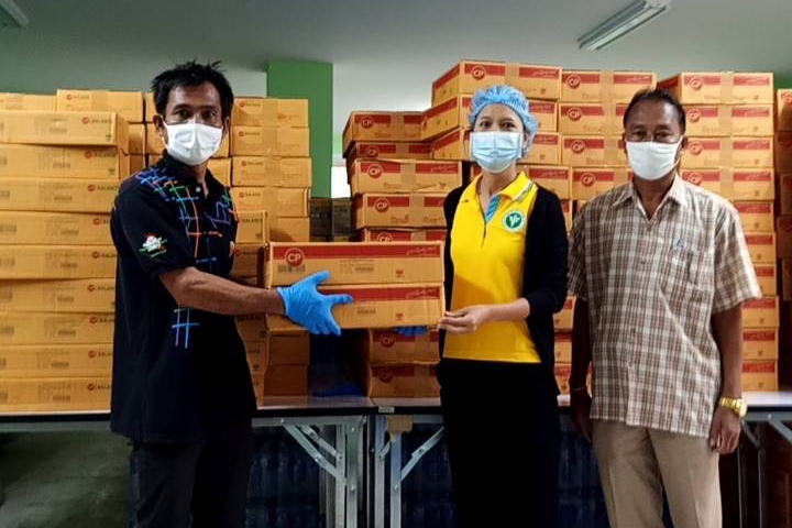Migrant workers in Samut Sakhon receive food aid from CP Foods