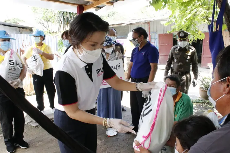 ดร.บุษบา ชัยจินดา รองอธิการบดี ม.ศรีปทุม ชลบุรี พร้อมด้วยคณะผู้บริหาร ลงพื้นที่ชุมชน มอบถุงรวมน้ำใจ เพื่อบรรเทาความเดือดร้อนจากสถานการณ์โควิด-19