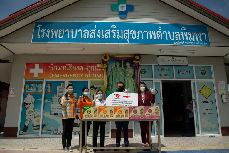 คาราบาวกรุ๊ป เดินหน้าสนันสนุนเครื่องดื่มวิตามินซี "วู้ดดี้ ซี+ ล็อค" อย่างต่อเนื่อง เสริมสร้างภูมิคุ้มกันให้กับหน่วยงานภาครัฐ เขตพื้นที่เขตบางปะกง ในช่วงสถานการณ์ไวรัสโควิด-19