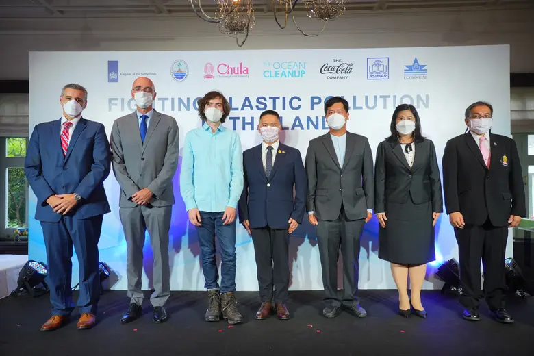 โคคา-โคล่า และ The Ocean Cleanup จับมือกรมทรัพยากรทางทะเลและชายฝั่ง ?จุฬาลงกรณ์มหาวิทยาลัย และอีโคมารีน จัดการแก้ปัญหามลพิษพลาสติกในแม่น้ำเจ้าพระยา?