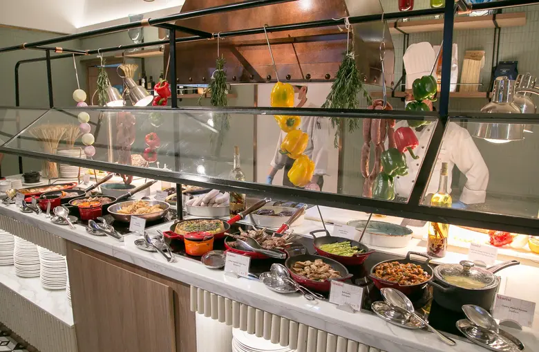 เมนูความอร่อยละลานตา พร้อมให้คุณได้ลิ้มลองกับบุฟเฟ่ต์นานาชาติมื้อเย็น ทุกวันพฤหัสบดี, วันศุกร์ และวันเสาร์ ณ ห้องอาหารเวนติซี