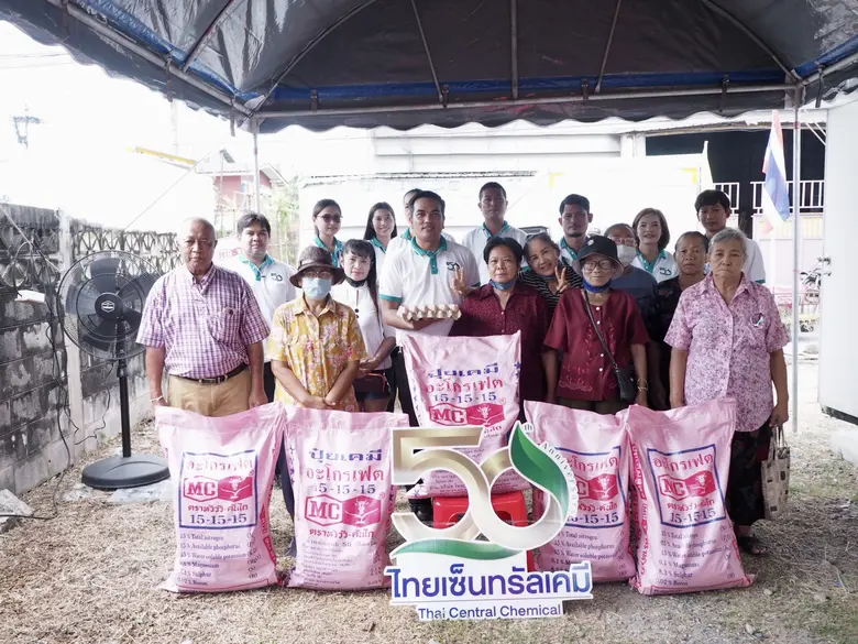 บมจ.ไทยเซ็นทรัลเคมี มอบถุงยังชีพชุมชนธนากร