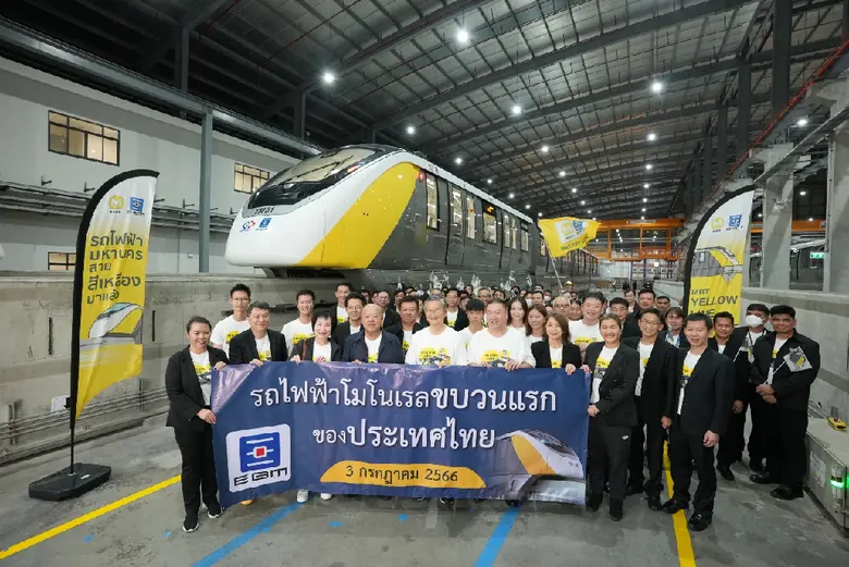 'คีรี กาญจนพาสน์' คิกออฟขบวนปฐมฤกษ์ เปิดบริการเชิงพาณิชย์รถไฟฟ้ามหานคร สายสีเหลือง เป็นวันแรก