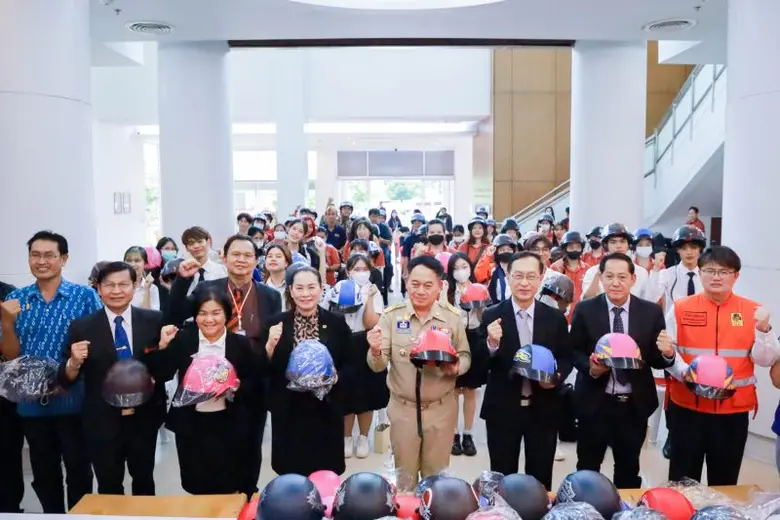 มข.-จังหวัดขอนแก่น มอบหมวกกันน็อกฟรีให้ นศ. ดัน "สวมหมวก 100% ลดอุบัติเหตุเป็นศูนย์"
