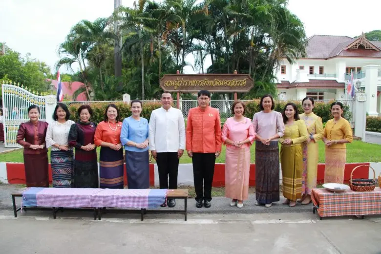 พช.นครสวรรค์ ร่วมกิจกรรม "ใส่บาตรหน้าจวน ชวนอิ่มบุญ นุ่งผ้าไทย"