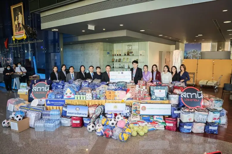 ปลัดแรงงาน ส่ง รองปลัดฯ นำทีมผู้บริหาร มอบอุปกรณ์การเรียน - กีฬา โครงการ "มอบไออุ่น รักและห่วงใย ปี 2566" กับไทยพีบีเอส ส่งต่อประชาชนที่ประสบภัยหนาว และโรงเรียนยากไร้ในถิ่นทุรกันดาร