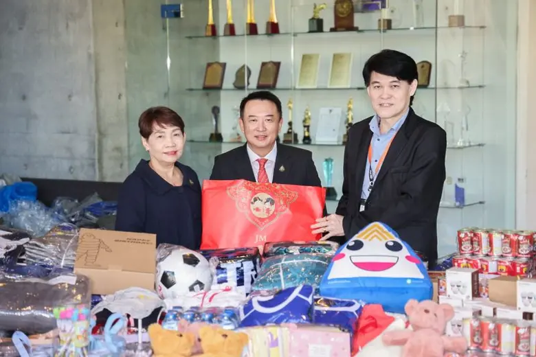 ปลัดแรงงาน ส่ง รองปลัดฯ นำทีมผู้บริหาร มอบอุปกรณ์การเรียน - กีฬา โครงการ "มอบไออุ่น รักและห่วงใย ปี 2566" กับไทยพีบีเอส ส่งต่อประชาชนที่ประสบภัยหนาว และโรงเรียนยากไร้ในถิ่นทุรกันดาร