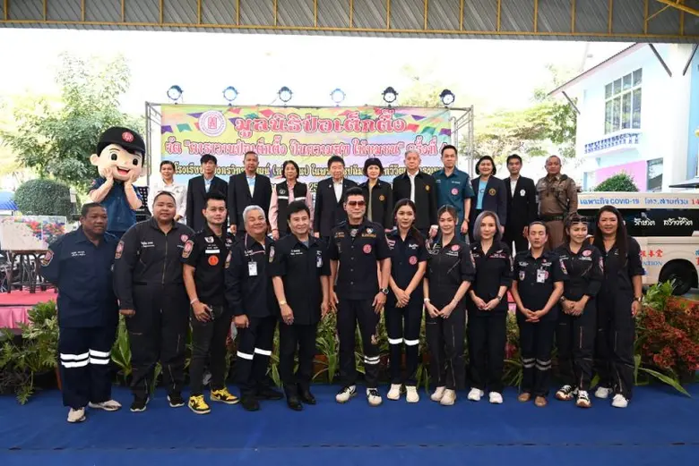 มูลนิธิป่อเต็กตึ๊ง ส่งท้ายปีเก่า ต้อนรับปีใหม่ ยกทัพอาสาสมัครศิลปิน และของรางวัลกว่าร้อยรายการ มอบความสุขให้แก่ชาวเขตทวีวัฒนา ณ โรงเรียนทีปังกรวิทยาพัฒน์ (ทวีวัฒนา) ในพระบรมราชูปถัมภ์ กรุงเทพฯ