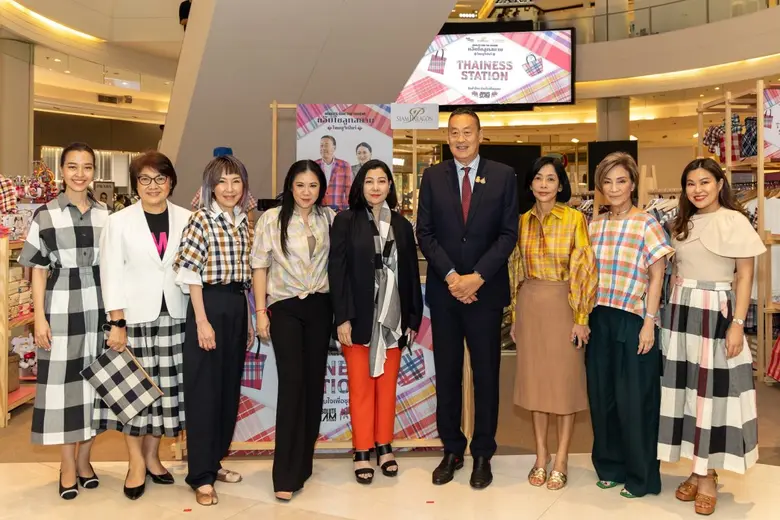 นายกรัฐมนตรีเยี่ยมชมป๊อบอัพช็อป "THAINESS STATION สินค้าไทย ร่วมใจเพื่อชุมชน" ที่ สยามพารากอน