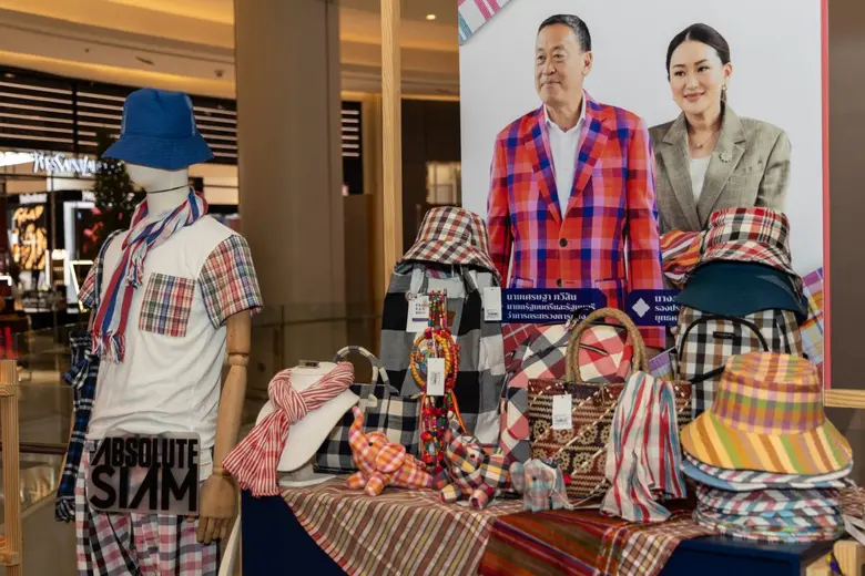 นายกรัฐมนตรีเยี่ยมชมป๊อบอัพช็อป "THAINESS STATION สินค้าไทย ร่วมใจเพื่อชุมชน" ที่ สยามพารากอน