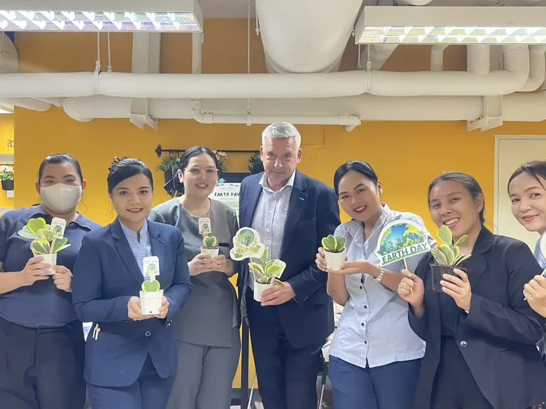 โรงแรมชาเทรียม ริเวอร์ไซด์ กรุงเทพฯ จัดกิจกรรมปลูกต้นไม้ "หัวใจทศกัณฑ์" ในวันคุ้มครองโลก 2568 สร้างหัวใจสีเขียว สู่โลกที่ยั่งยืน