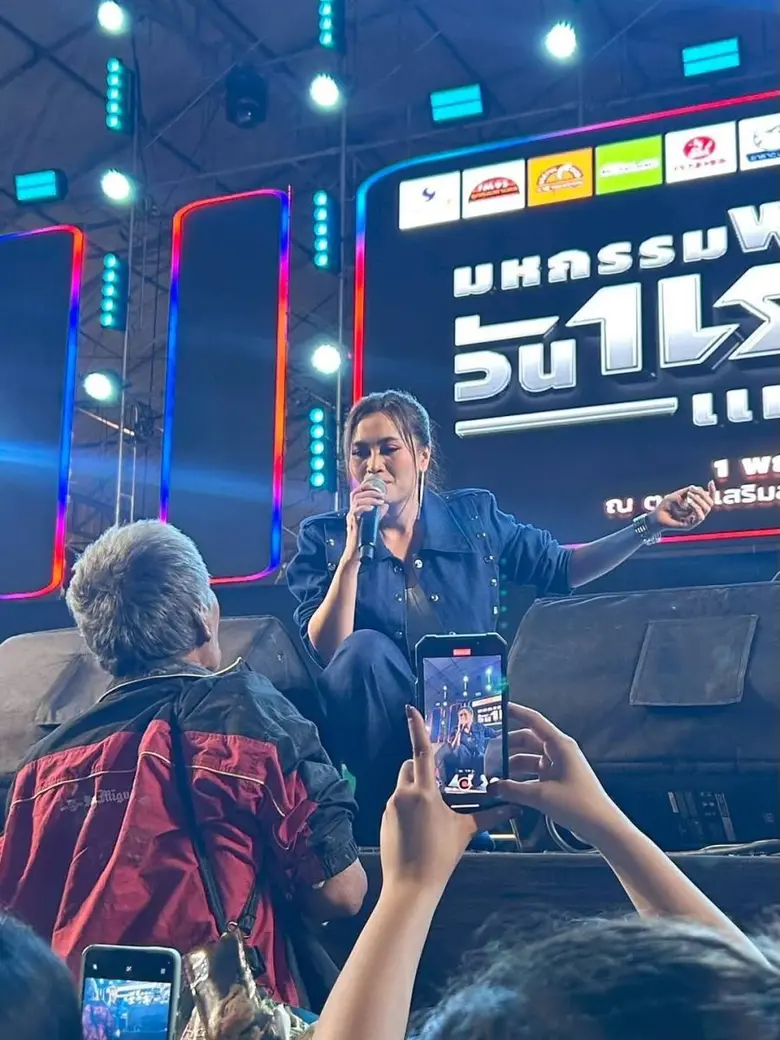 ลูกทุ่งมหานคร จัดเต็ม มหกรรมฟรีคอนเสิร์ต วันแรงงานแห่งชาติ