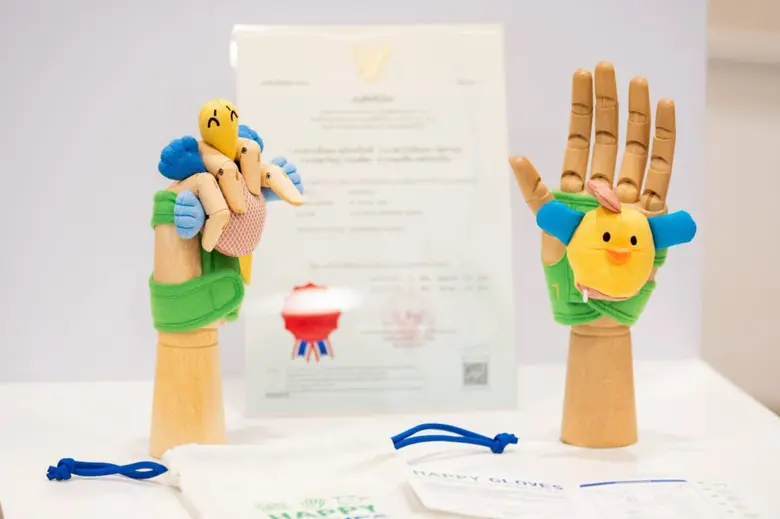 โรงเรียนสาธิตจุฬาฯ ร่วมกับยูนิโคล่ แถลงข่าวโครงการ Happy Gloves "ถุงมือปันสุข เพื่อน้อง เพื่อโลก" และพิธีส่งมอบถุงมือเพื่อเด็กพิการทางสมอง