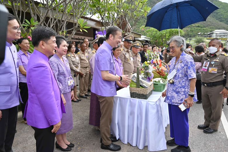 สมเด็จพระกนิษฐาธิราชเจ้า กรมสมเด็จพระเทพรัตนราชสุดาฯ สยามบรมราชกุมารี เสด็จทรงเยี่ยมโครงการชั่งหัวมัน ตามพระราชดำริ