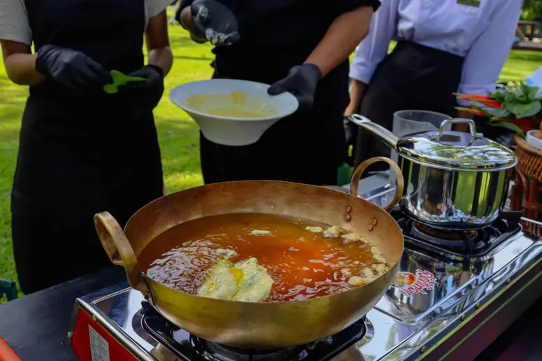 โรงแรมฮอลิเดย์ สไตล์ อ่าวนาง บีช รีสอร์ท ขอนำเสนอ "Cooking Class" กับเมนูอาหารไทยที่สามารถเลือกได้ตามใจชอบ