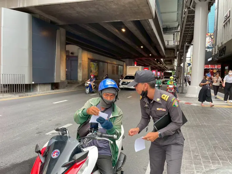 กทม. เข้มกวดขันจับปรับขับขี่บนทางเท้า-ปรับปรุงกายภาพ-ติดกล้อง AI สร้างความปลอดภัยการใช้ทางม้าลาย