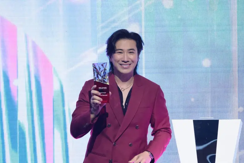 ที่สุดแห่งปี "หนุ่ม กรรชัย - เชอรี่" คว้ารางวัลเกียรติยศ จากเวที "FEED X KHAOSOD AWARDS 2025" "ลีน่า - หมิว" ควงคู่ "สมิธ - BLYSS" เรียกเสียงกรี๊ดสนั่นฮอลล์!