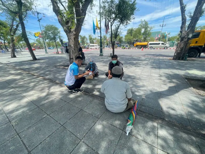 กทม. ลงพื้นที่เร่งแก้ปัญหาคนไร้บ้านถูกหลอกให้เปิดบัญชีม้า จัดจุดลงทะเบียนรับสวัสดิการ ส่งเสริม การจ้างงานต่อเนื่อง