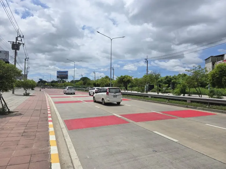 กทม. ขออภัยทาสีถนนพัฒนาการตัดใหม่ช่วงเช้า เหตุฝนตกต่อเนื่องช่วงเย็นถึงค่ำ-เร่งซ่อมไฟถนน คาดเสร็จสัปดาห์นี้