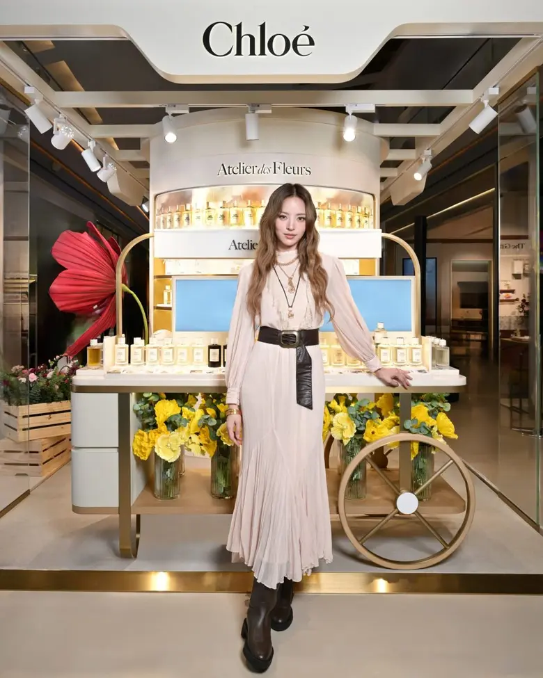 "ณิชา-ณัฏฐณิชา" ร่วมฉลองเปิดตัว Chloe Parfums สโตร์ใหม่สุดหรูหรา ณ เมกาบางนาพร้อมเผยโฉมน้ำหอม "Chloe Le Parfum" กลิ่นใหม่ล่าสุด