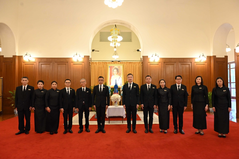 Bangchak Group Pays Tribute and Lays a Wreath in Honor of Her Majesty Queen Sirikit The Queen Mother