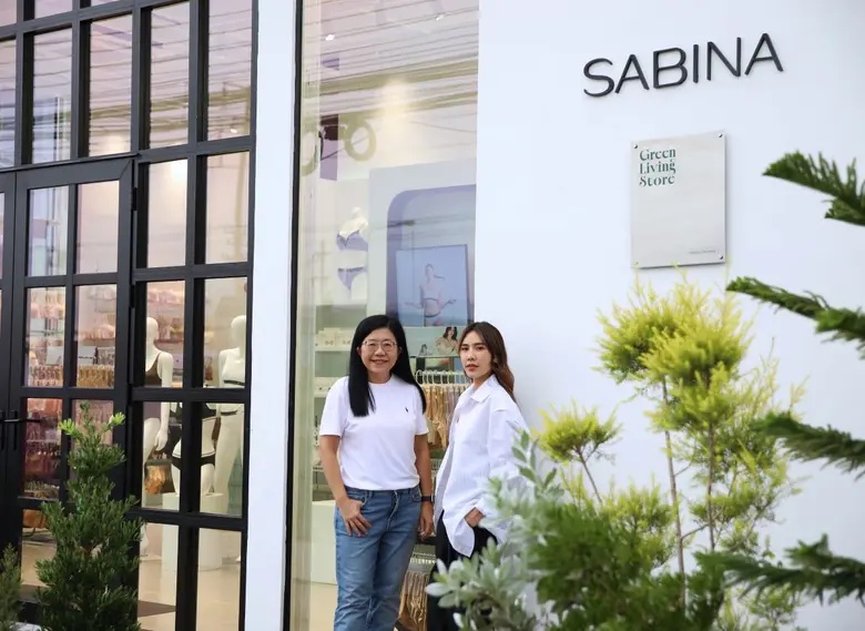 SABINA เปิดตัว "กรีน ลีฟวิ่ง สโตร์" ต้นแบบร้านยั่งยืนเพื่อสิ่งแวดล้อม ปักหมุดสาขาแรก ณ พุทธมณฑลสาย 5 ตอกย้ำแบรนด์แฟชั่นรักษ์โลก