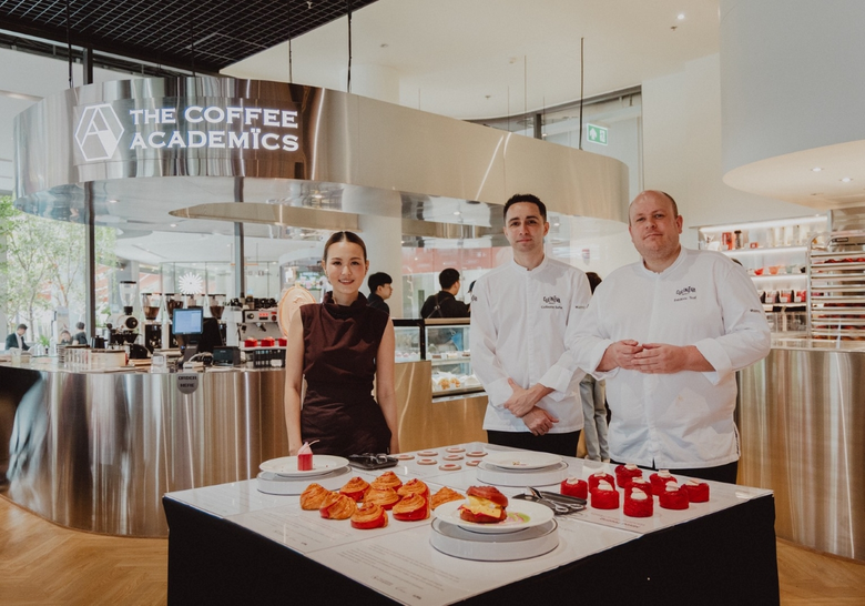 "เดอะ คอฟฟี่ อะคาเดมิคส์" เปิดตัวสาขาใหม่ โครงการคิงสแควร์ (พระราม 3) พร้อมนิทรรศการศิลปะ Abstract โดยศิลปิน "ชรัณธันย์ ธนโชติปรมัตถ์ (CHAR)" ภายใต้คอนเซ็ปต์ "Echoes of The Everyday" พร้อมเปิดตัวเมนูพิเศษจากเชฟเกียม บาร์บ (Guillaume Barbe) ในคอลเลกชัน "Ar