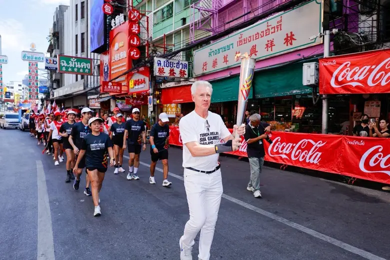 กลุ่มธุรกิจโคคา-โคล่า ในประเทศไทย ร่วมเฉลิมฉลองและวิ่งอัญเชิญไฟพระฤกษ์ ซีเกมส์-อาเซียนพาราเกมส์ 2025 พร้อมสร้างสีสันผ่านการโปรโมต "โค้ก" เปิดความซ่า เชียร์ไทยไปให้สุด!
