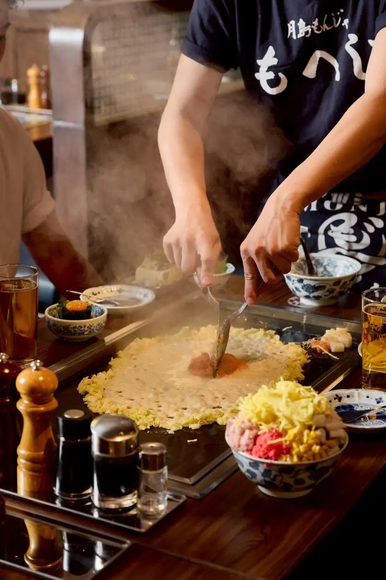 "Tsukishima Monja Moheji" มอนจายากิชื่อดังจากโตเกียวที่ต้องต่อคิวยาวหลายชั่วโมง เปิดตัวสาขาแรกในไทย