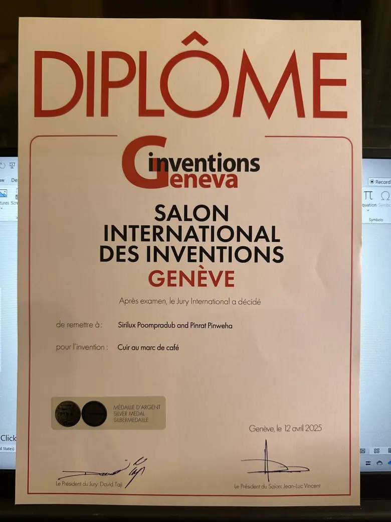 นิสิตปริญญาเอก CU TIP พัฒนา "หนังสังเคราะห์จากกากกาแฟ" คว้าเหรียญเงินนวัตกรรมนานาชาติเจนีวา ลดคาร์บอนฟุตพริ้นท์ เป็นมิตรต่อสิ่งแวดล้อม