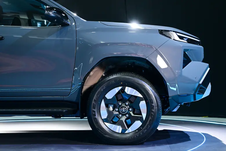 "BRIDGESTONE DUELER A/T 693 III" และ "BRIDGESTONE DUELER H/T 684 II" ได้รับเลือกเป็นยางมาตรฐานติดรถกระบะไฮลักซ์รุ่นใหม่ล่าสุดจากโตโยต้า เปิดตัวครั้งแรกของโลก "TOYOTA HILUX TRAVO" และ "TOYOTA HILUX TRAVO-e"