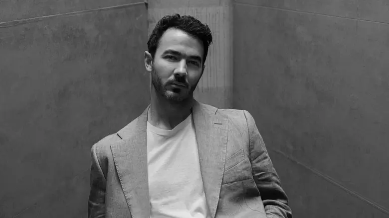 Kevin Jonas จาก Jonas Brothers เดบิวต์ศิลปินเดี่ยวด้วยเพลงใหม่ "Changing" นำเสนอตัวตนและความสามารถทางดนตรีได้อย่างเต็มเปี่ยม