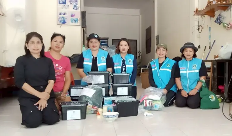 กรมอนามัย ลุยเท้า เฝ้าระวังสุขภาพ ตรวจคลอรีน โรยปูนขาว ป้องกันกลิ่น-เชื้อโรค