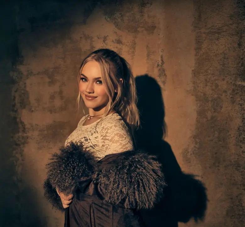 Freya Skye ป็อปสตาร์คลื่นลูกใหม่จากอังกฤษ ส่งเพลงใหม่ "silent treatment" เปลี่ยนความเศร้าให้กลายเป็นเพลงฟังสนุก พิสูจน์ความสามารถนักร้อง-นักแต่งเพลงได้อีกครั้ง