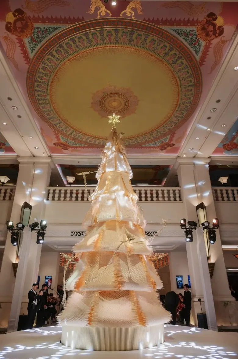 อนันตรา สยาม ร่วมกับศิลปินไทย รังสรรค์ต้นคริสต์มาสคราฟท์ร่วมสมัย