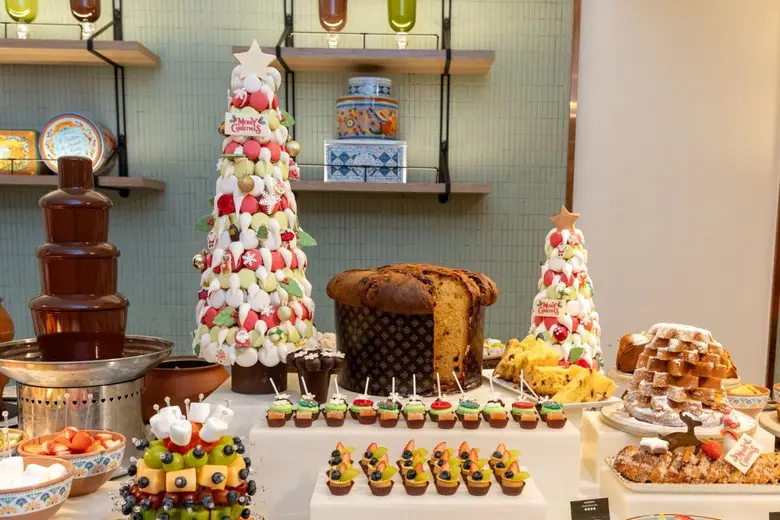 พรจากซานต้าให้คุณได้อิ่มเอมกับบุฟเฟ่ต์สุดพรีเมียมสไตล์อิตาเลียน - ไทย ณ ห้องอาหารเวนติซี ชั้น 24, โรงแรมเซ็นทาราแกรนด์ฯ เซ็นทรัลเวิลด์