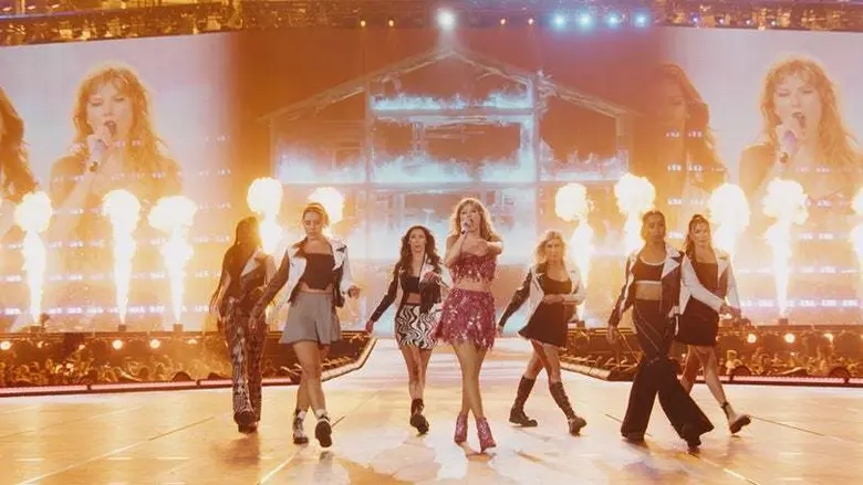จากคอนเสิร์ตสู่ประวัติศาสตร์โลก! ครั้งแรกของการเปิดเบื้องหลัง The Eras Tour ปรากฏการณ์ที่เปลี่ยนป๊อปคัลเจอร์ไปตลอดกาล ผ่าน Docuseries "The End of an Era" สตรีมได้แล้วสองตอนแรกบน Disney+ เท่านั้น