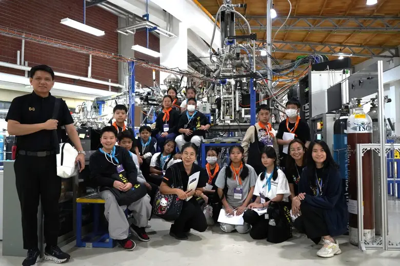 ซินโครตรอนโชว์แสงสีการทดลองตระการตา จุดประกาย "นักเรียนจิตรลดา" ใส่ใจวิทยาศาสตร์"