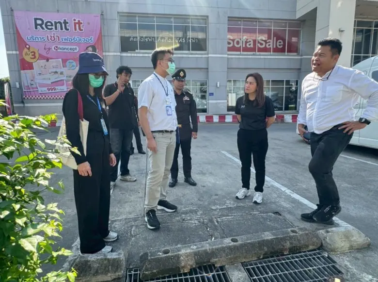 เขตบางขุนเทียนรุดแก้ปัญหาน้ำเสียบนผิวจราจรหน้าศูนย์การค้าทางเข้าถนนท่าข้าม