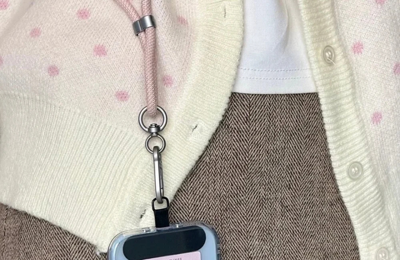 ที่ห้อยโทรศัพท์ ไอเทมสุดฮิตสำหรับสายแฟ ที่มีประโยชน์มากกว่าที่คิด