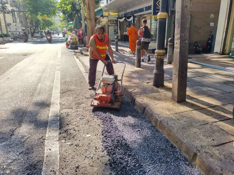 เขตบางรักเร่งซ่อมถนนซอยคอนแวนต์ เดินหน้าปรับปรุงตลอดแนวต้นปี 69 กวดขันห้ามเทน้ำลงผิวจราจร