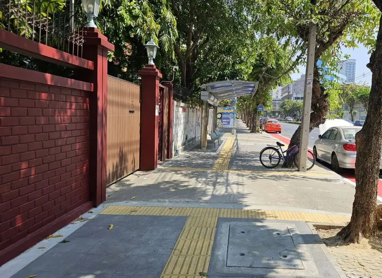 สนย. เดินหน้าปรับปรุงทางเท้าตามมาตรฐานใหม่ กำชับเร่งรัดงาน ลดผลกระทบประชาชน