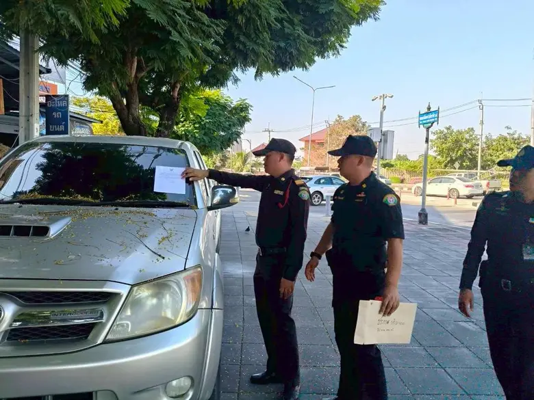 เขตประเวศกวดขันห้ามจอดรถยนต์-ขับขี่รถจักรยานยนต์บนทางเท้า ฝ่าฝืนย้ำมีโทษปรับตามกฎหมาย