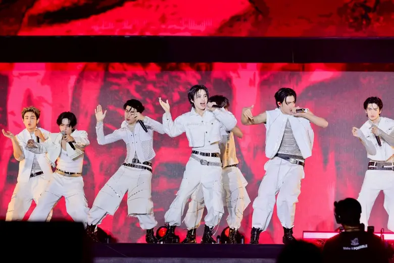 ICONSIAM ทำหัวใจพองทั้งริเวอร์พาร์ค BUS Because of You I Shine เสิร์ฟโชว์อบอุ่น ส่งท้ายปี ใน "Amazing Thailand Countdown 2026 at ICONSIAM"