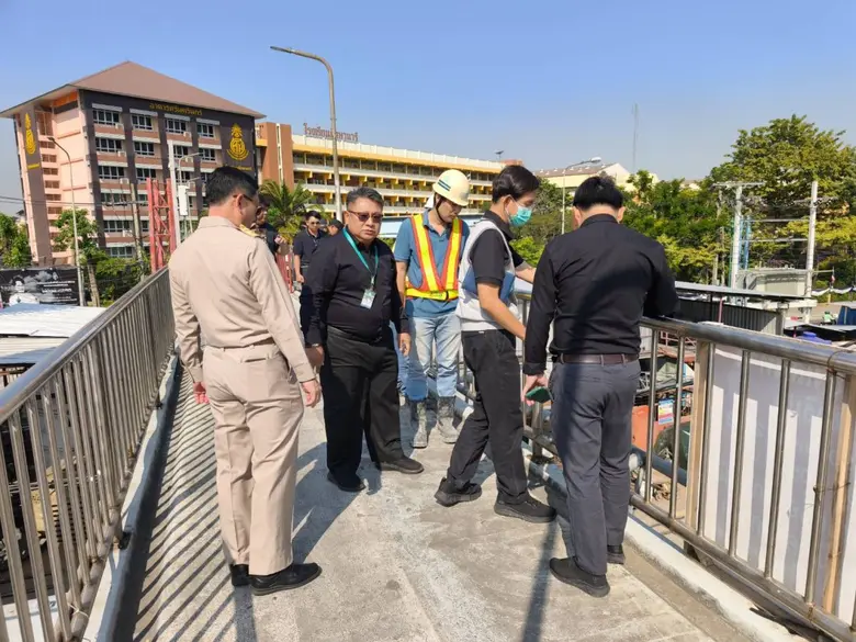กทม. เร่งตรวจสอบ-ซ่อมแซมสะพานลอยหน้า รร.ศึกษานารี หลังเครนรถบรรทุกเฉี่ยวชน ยืนยันโครงสร้างปลอดภัย-กำชับผู้รับเหมาหมั่นตรวจสอบ