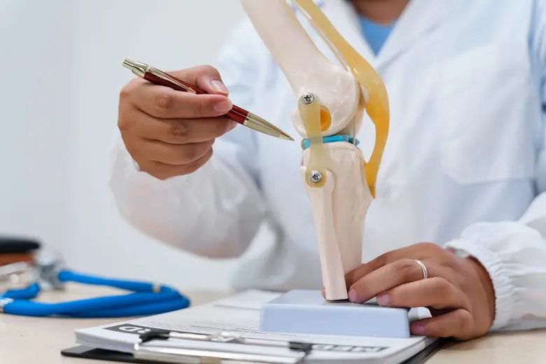 ข้อเข่าเสื่อม โรคฮิตในผู้สูงอายุ รักษาได้ด้วยยาและการผ่าตัด