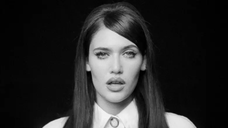 มาแรงต่อเนื่อง! SIENNA SPIRO ส่งเอ็มวีภาพสวย "Die On This Hill" ถ่ายทอดน้ำเสียงปวดร้าวกินใจ พร้อมไต่อันดับใน Spotify Top 10 Global, Billboard Hot 100 ไม่หยุด