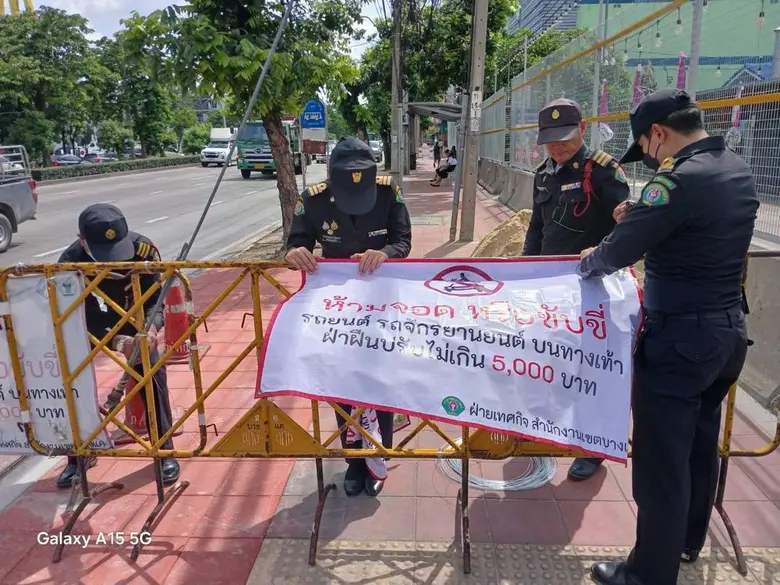 เขตบางแคคุมเข้มห้ามรถจักรยานยนต์ขับขี่บนทางเท้า ติดแผงกั้น-ป้ายเตือน หากฝ่าฝืนจับปรับทันที